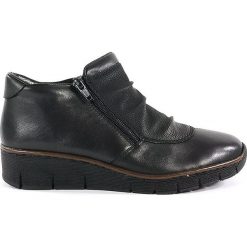 BOTKI DAMSKIE RIE 53742 CZA. Botki damskie Rieker, ze skóry, bez obcasa, bez zapięcia. Za 129,00 zł.