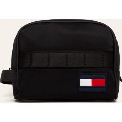Tommy Hilfiger - Kosmetyczka. Czarne kosmetyczki męskie TOMMY HILFIGER, bez wzorów, z poliesteru. W wyprzedaży za 139,90 zł.