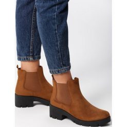 Camelowe Botki Swiss Stone Pine. Zielone botki damskie Born2be, na jesień, za kostkę, bez obcasa, na płaskiej podeszwie, bez zapięcia. Za 99,99 zł.