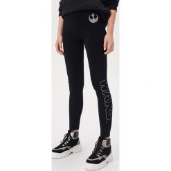 Legginsy Star Wars - Czarny. Czarne legginsy damskie Sinsay, s, z motywem z bajki, retro. W wyprzedaży za 24,99 zł.