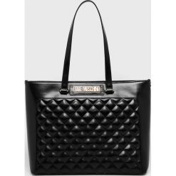 Love Moschino - Torebka. Czarne torby damskie na zakupy Love Moschino, bez wzorów, ze skóry, na ramię, duże, pikowane, bez dodatków. W wyprzedaży za 499,90 zł.