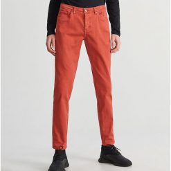 Bawelniane spodnie slim fit - Czerwony. Czerwone spodnie męskie Reserved, m, bez wzorów, z bawełny. Za 99,99 zł.