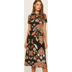 Desigual - Sukienka. Czarne sukienki damskie Desigual, na co dzień, s, bez wzorów, z elastanu, casualowe, z okrągłym kołnierzem, z krótkim rękawem, krótkie, midi, proste. W wyprzedaży za 279,90 zł.