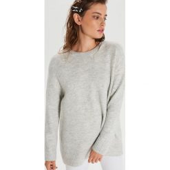 Gładki sweter oversize - Jasny szary. Szare swetry damskie Cropp, s, bez wzorów, bez rękawów, bez kaptura. Za 89,99 zł.