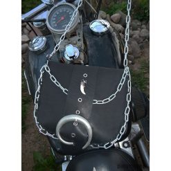 Czarna motocyklowa torebka ze skóry, gotycki styl. Czarne torebki klasyczne damskie Pakamera, bez wzorów, ze skóry, na ramię, bez dodatków. Za 200,00 zł.