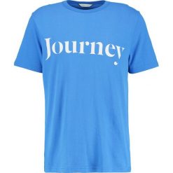 Samsøe & Samsøe TRAVEL Tshirt z nadrukiem strong blue. Niebieskie koszulki polo męskie marki Samsøe & Samsøe, s, z nadrukiem, z bawełny. Za 249,00 zł.