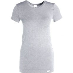 KariTraa KRISTINA Tshirt basic grey melange. Szare topy sportowe damskie marki KariTraa, l, z materiału. W wyprzedaży za 135,85 zł.