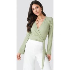 NA-KD Ribbed Wrap Tie Top - Green. Zielone topy damskie NA-KD, bez wzorów, prążkowane, bez kołnierzyka. Za 121,95 zł.