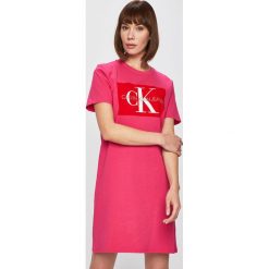 Calvin Klein Jeans - Sukienka. Różowe sukienki damskie Calvin Klein Jeans, na co dzień, s, z nadrukiem, z bawełny, casualowe, z okrągłym kołnierzem, z krótkim rękawem, krótkie, mini, proste. W wyprzedaży za 159,90 zł.