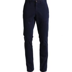 Cortefiel SLIM Chinosy marine blue. Niebieskie chinosy męskie marki Cortefiel, z bawełny. W wyprzedaży za 167,20 zł.