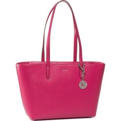 Torebka DKNY - Bryant Medium Tote R74A3014 Elec Pink. Różowe torebki klasyczne damskie DKNY, bez wzorów, ze skóry, klasyczne, duże, bez dodatków. Za 889,00 zł.