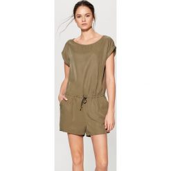 Kombinezon z wiązaniem w talii - Khaki. Brązowe kombinezony damskie Mohito, s, bez wzorów, bez kołnierzyka, bez rękawów. W wyprzedaży za 59,99 zł.