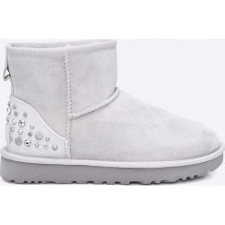 UGG - Botki Mini Studded. Szare botki damskie na obcasie marki Ugg, z futra. W wyprzedaży za 779,90 zł.