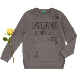 Bluza w kolorze szarym. Szare bluzy niemowlęce Benetton Kids, z nadrukiem, z bawełny, bez rękawów, bez kaptura. W wyprzedaży za 45,95 zł.