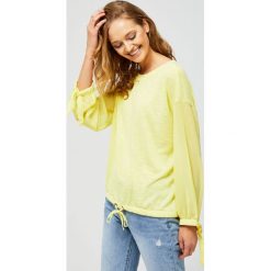 Bluza z transparentnymi rękawami. Żółte bluzy damskie Moodo, xs, bez wzorów, z poliesteru, z długim rękawem, długie, bez kaptura. Za 49,99 zł.