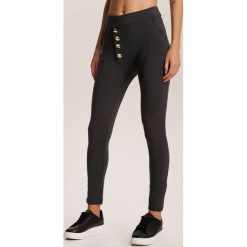 Ciemnoszare Legginsy Ryreth. Szare legginsy damskie Renee, s, bez wzorów. Za 69,99 zł.