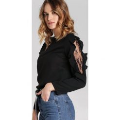 Czarna Bluzka Jacinda. Czarne bluzki damskie Renee, s, w koronkowe wzory, z koronki, z okrągłym kołnierzem, z długim rękawem. Za 79,99 zł.