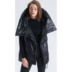 Pikowana kamizelka z kapturem - Czarny. Czarne kamizelki damskie marki Cropp, s, bez wzorów, z kapturem. Za 119,99 zł.