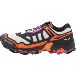 Salewa ULTRA TRAIN Obuwie hikingowe papyrus/purple wine. Brązowe buty sportowe damskie marki Salewa, z gumy, outdoorowe. W wyprzedaży za 389,35 zł.