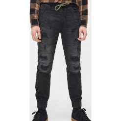 Jeansowe joggery z przetarciami - Czarny. Czarne spodnie męskie Cropp, m, z jeansu. Za 149,99 zł.
