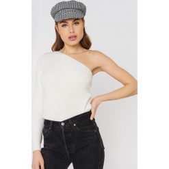 Swetry oversize damskie: NA-KD Sweter oversize na jedno ramię - Offwhite