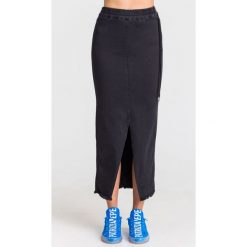 SPÓDNICA JEANSOWA PATRIZIA PEPE. Czarne spódniczki damskie z jeansu, midi, dopasowane. Za 503,40 zł.