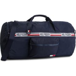 Torba TOMMY HILFIGER - Tommy Duffle Sports Tape Conv AM0AM04636 413. Niebieskie torby podróżne TOMMY HILFIGER, bez wzorów, z materiału. Za 579,00 zł.