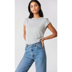 NA-KD Basic T-shirt z surowym wykończeniem - Grey. Szare t-shirty damskie marki NA-KD Basic, bez wzorów, z bawełny, z okrągłym kołnierzem. Za 52,95 zł.
