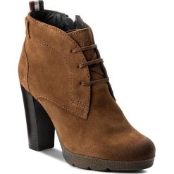 Botki TOMMY HILFIGER - DENIM Clarisa 5B FW0FW01376 Winter Cognac 906. Brązowe botki damskie lity marki TOMMY HILFIGER, z denimu, na sznurówki. W wyprzedaży za 319,00 zł.
