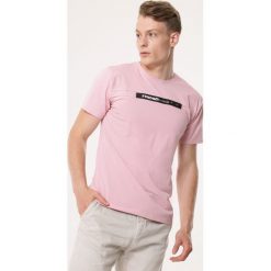 Różowa Koszulka Participating. Różowe koszulki męskie Born2be, xl, bez wzorów, bez kołnierzyka, bez rękawów. Za 39,99 zł.