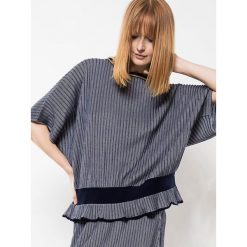 Sweter w kolorze granatowym. Niebieskie swetry damskie marki Deni Cler, bez wzorów, z denimu, bez rękawów, bez kaptura. W wyprzedaży za 529,95 zł.