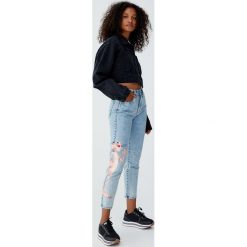Jeansy z Różową Panterą mom fit. Czerwone jeansy damskie relaxed fit marki Pull&Bear. Za 159,00 zł.