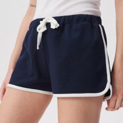 Dresowe szorty z kontrastową lamówką - Granatowy. Niebieskie szorty damskie Sinsay, s, bez wzorów, z dresówki. Za 29,99 zł.