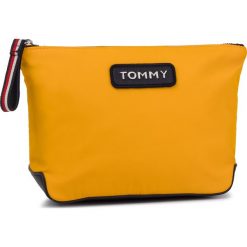 Kosmetyczka TOMMY HILFIGER - Varsity Nylon Washbag AW0AW06139 728. Żółte kosmetyczki męskie TOMMY HILFIGER, bez wzorów, z tkaniny. W wyprzedaży za 119,00 zł.