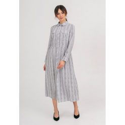 Sukienka w kolorze szarym. Szare sukienki damskie Bessa, Moonlight, bez wzorów, z klasycznym kołnierzykiem, bez rękawów, długie, midi. W wyprzedaży za 179,95 zł.