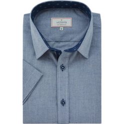 Męska Koszula Victorio, Krótki Rękaw, SLIM, Niebieska z Delikatnym Wzorem KSKWVCTO316. Niebieskie koszule męskie Victorio, m, bez wzorów, z bawełny, eleganckie, bez kołnierzyka, z krótkim rękawem. Za 129,00 zł.