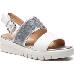 Sandały GEOX - D Wimbley Sand B D92DPB 043AY C0007 White/Silver. Szare klapki damskie Geox, bez wzorów, ze skóry ekologicznej, bez obcasa. W wyprzedaży za 399,00 zł.