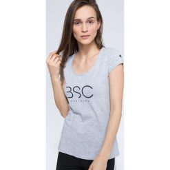 T-shirt damski TSD251 - chłodny jasny szary. Szare t-shirty damskie marki 4f, z nadrukiem, z elastanu, bez kołnierzyka. Za 39,99 zł.