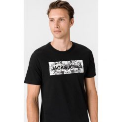 Jack & Jones Corinne Koszulka Czarny. Czarne podkoszulki męskie Jack & Jones, l, z nadrukiem, z bawełny, z krótkim rękawem. Za 80,95 zł.
