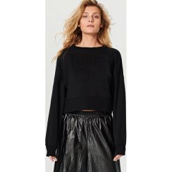 Bluzy rozpinane damskie: Bluza z tłoczonym napisem - Czarny
