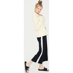 Spodnie z prążkowanego materiału z lampasami. Czarne spodnie damskie Pull&Bear, prążkowane. Za 59,90 zł.