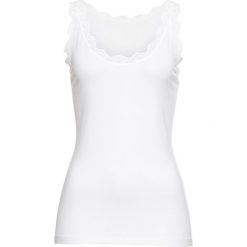 Top shirtowy z koronką bonprix biały. Białe bluzki damskie bonprix, w koronkowe wzory, z koronki, bez kołnierzyka, bez rękawów. Za 34,99 zł.