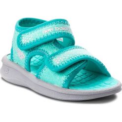 Sandały NEW BALANCE - K2031GRG Zielony. Zielone sandały dziewczęce New Balance, ze skóry ekologicznej, bez zapięcia. W wyprzedaży za 79,00 zł.