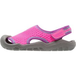 Crocs SWIFTWATER Sandały kąpielowe neon magenta/slate grey. Czerwone sandały chłopięce marki Crocs, z gumy. Za 169,00 zł.