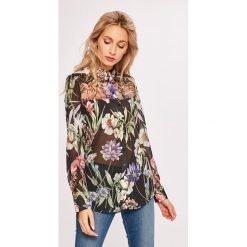 Guess Jeans - Koszula. Czarne bluzki damskie marki Guess Jeans, s, z aplikacjami, z poliesteru, z długim rękawem. W wyprzedaży za 269,90 zł.