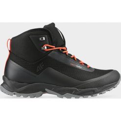 Buty trekkingowe męskie OBMH101 - czarny. Czarne buty trekkingowe męskie z gumy. W wyprzedaży za 249,99 zł.