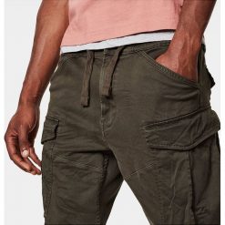 Bojówki "Rovic" w kolorze khaki. Brązowe spodnie męskie m. W wyprzedaży za 335,95 zł.