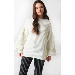 NA-KD Sweter z dzianiny z bufiastym rękawem - White. Białe swetry oversize damskie marki NA-KD, z dzianiny. Za 121,95 zł.