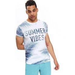 T-shirt krótki rękaw męski we wzory. Białe t-shirty męskie Top Secret, na lato, xxl, z nadrukiem, z bawełny, wakacyjne, bez kołnierzyka, krótkie. W wyprzedaży za 29,99 zł.
