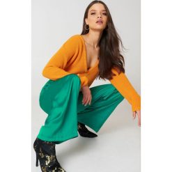 Swetry oversize damskie: Josefin Ekström for NA-KD Sweter z głębokim dekoltem V – Orange